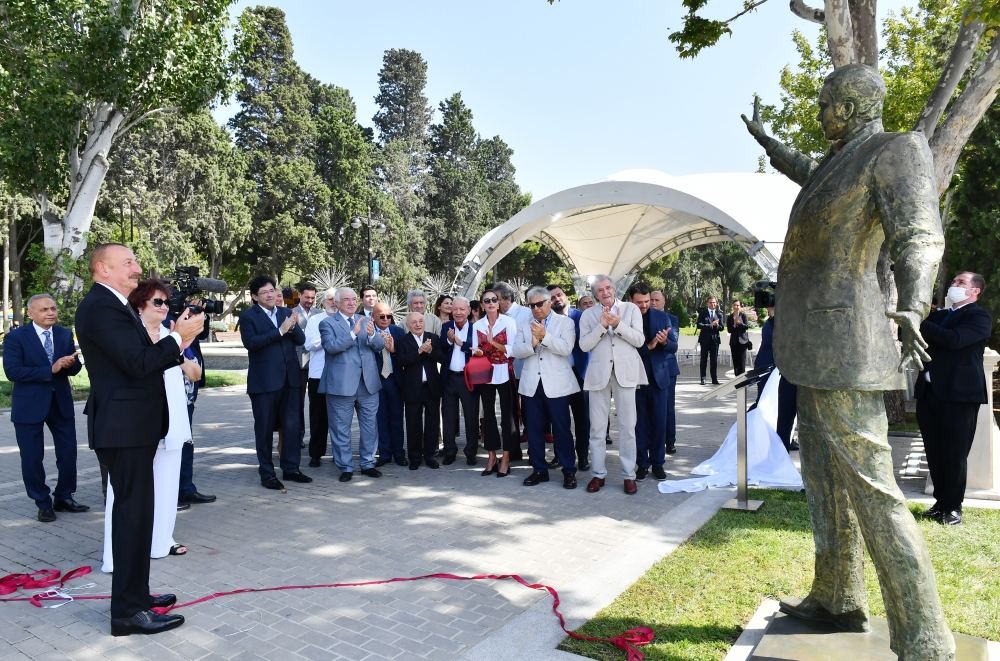 President Ilham Aliyev and First Lady Mehriban Aliyeva attend unveiling ceremony for monument to world-renowned singer Muslum Magomayev (PHOTO/VIDEO)