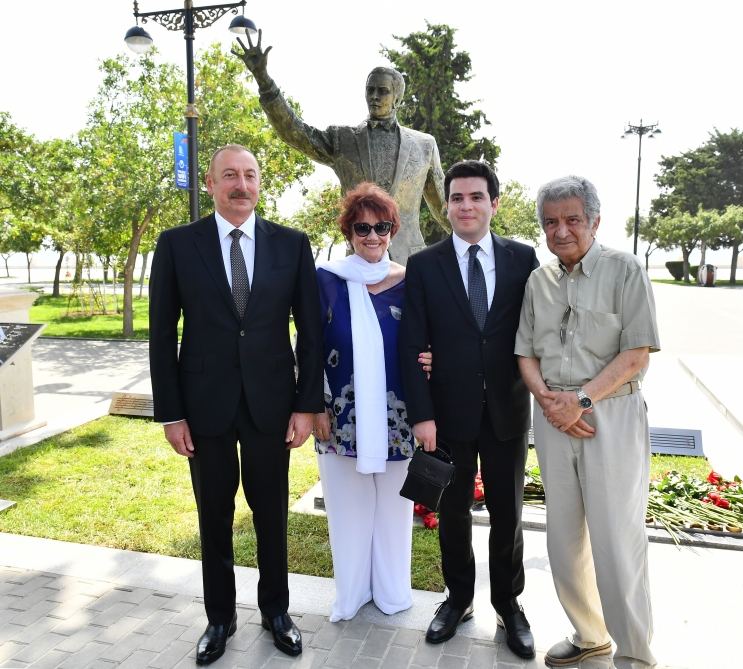 Президент Ильхам Алиев и Первая леди Мехрибан Алиева приняли участие в открытии памятника Муслиму Магомаеву в  Бакинском приморском национальном парке (ФОТО/ВИДЕО)