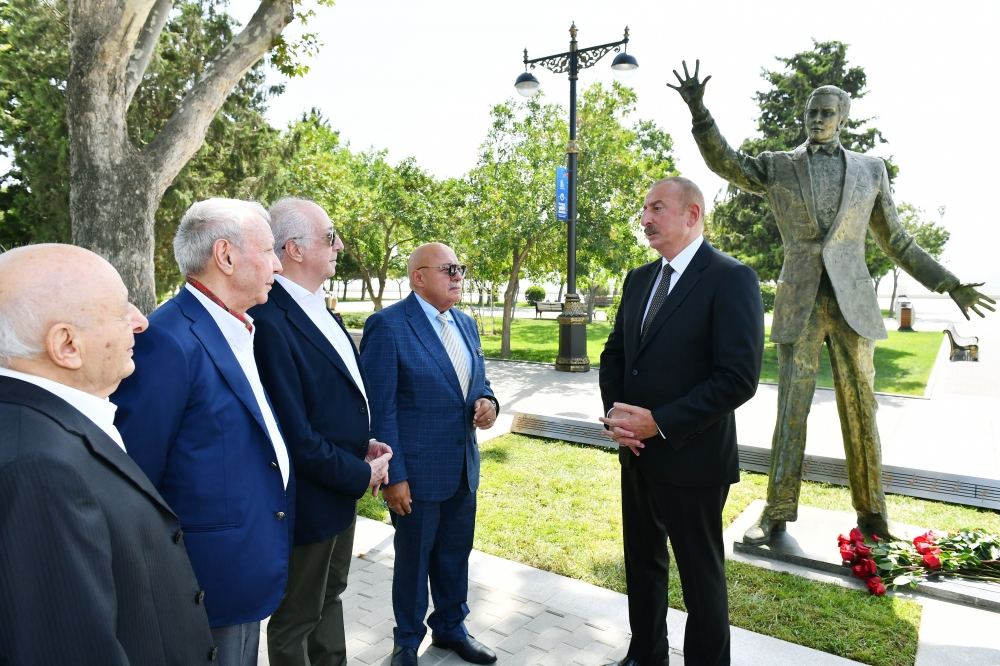 Президент Ильхам Алиев и Первая леди Мехрибан Алиева приняли участие в открытии памятника Муслиму Магомаеву в  Бакинском приморском национальном парке (ФОТО/ВИДЕО)