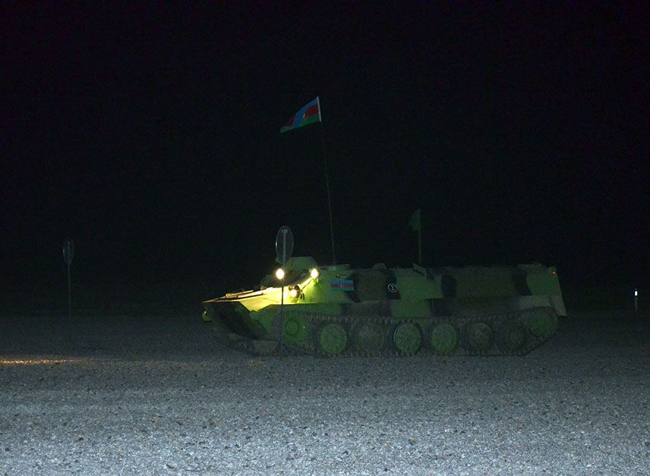 Artilleriyaçılarımız Qazaxıstanda gecə atışları icra ediblər (FOTO)