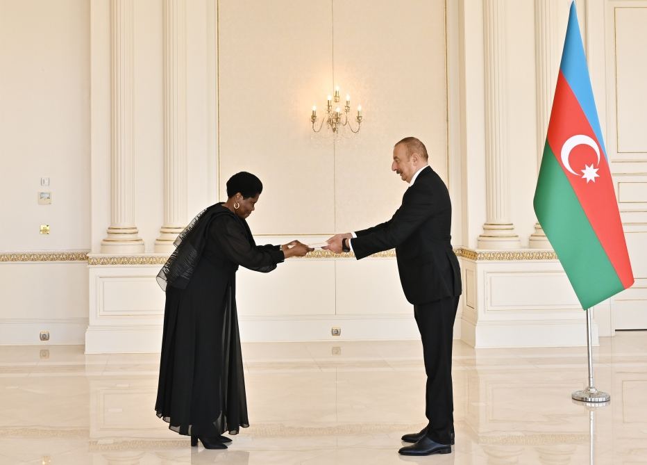President Ilham Aliyev accepts credentials of incoming ambassador of South Africa (PHOTO/VIDEO)