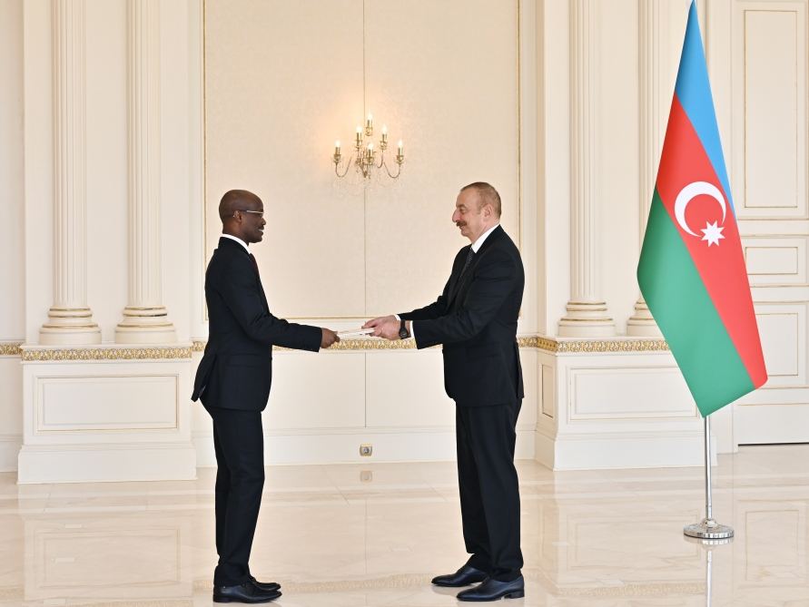 Президент Ильхам Алиев принял верительные грамоты нового посла Чада (ФОТО/ВИДЕО)