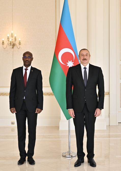 President Ilham Aliyev receives credentials of incoming ambassador of Chad (PHOTO/VIDEO)