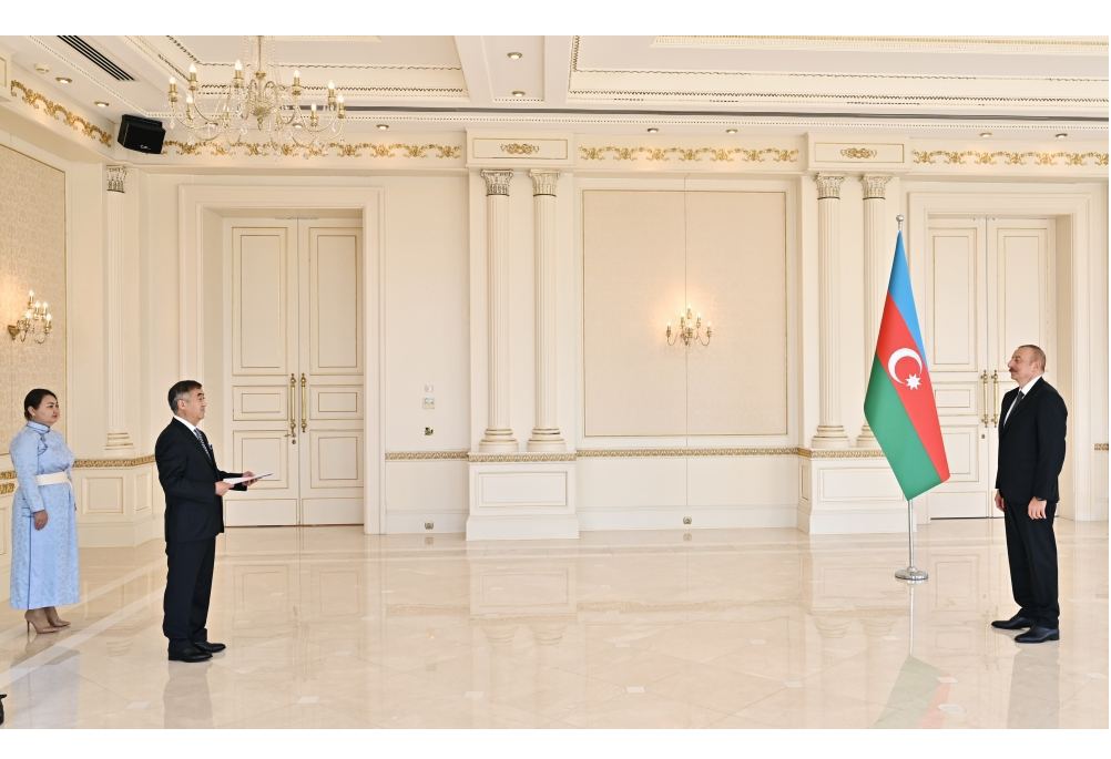 President Ilham Aliyev receives credentials of incoming ambassador of Mongolia (PHOTO/VIDEO)
