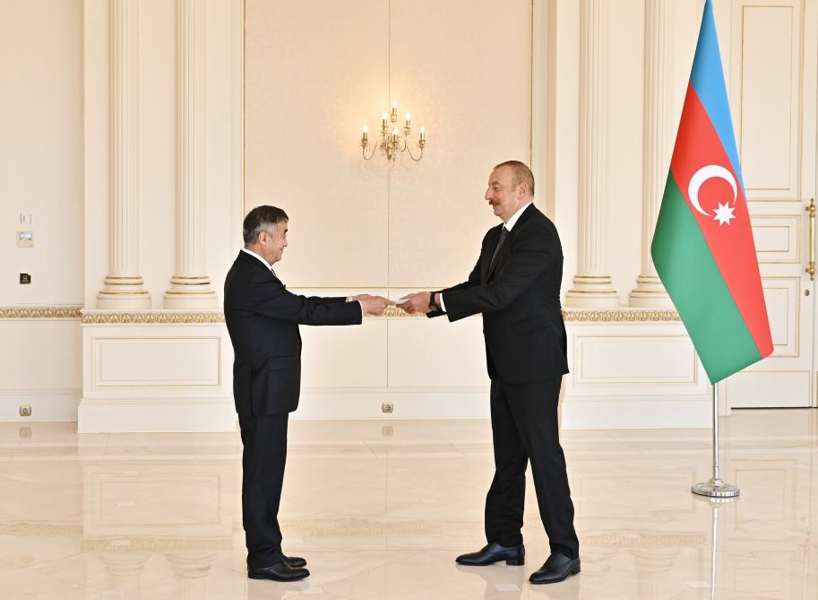 President Ilham Aliyev receives credentials of incoming ambassador of Mongolia (PHOTO/VIDEO)