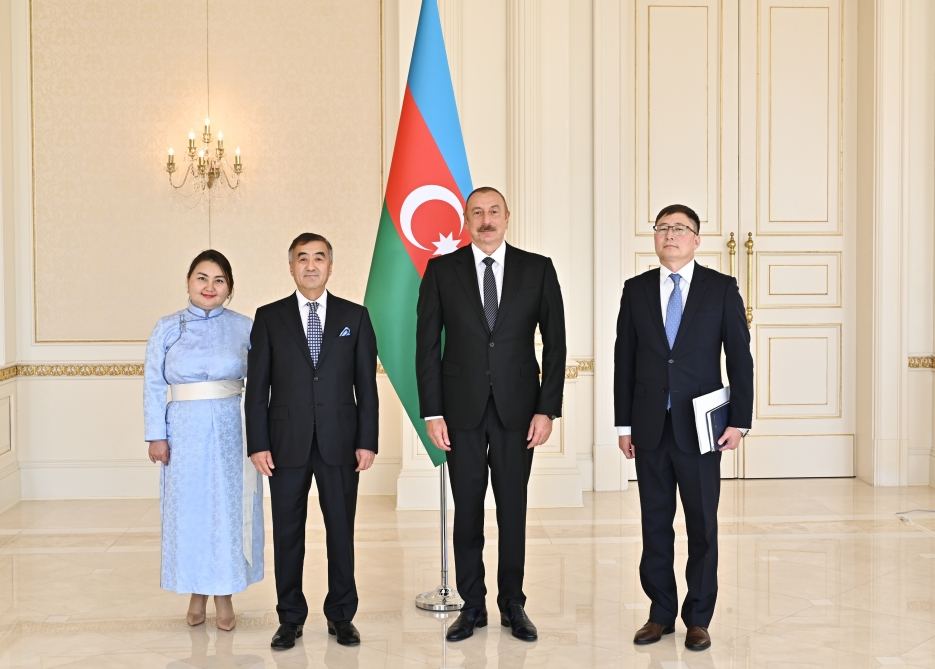 Президент Ильхам Алиев принял верительные грамоты нового посла Монголии (ФОТО/ВИДЕО)