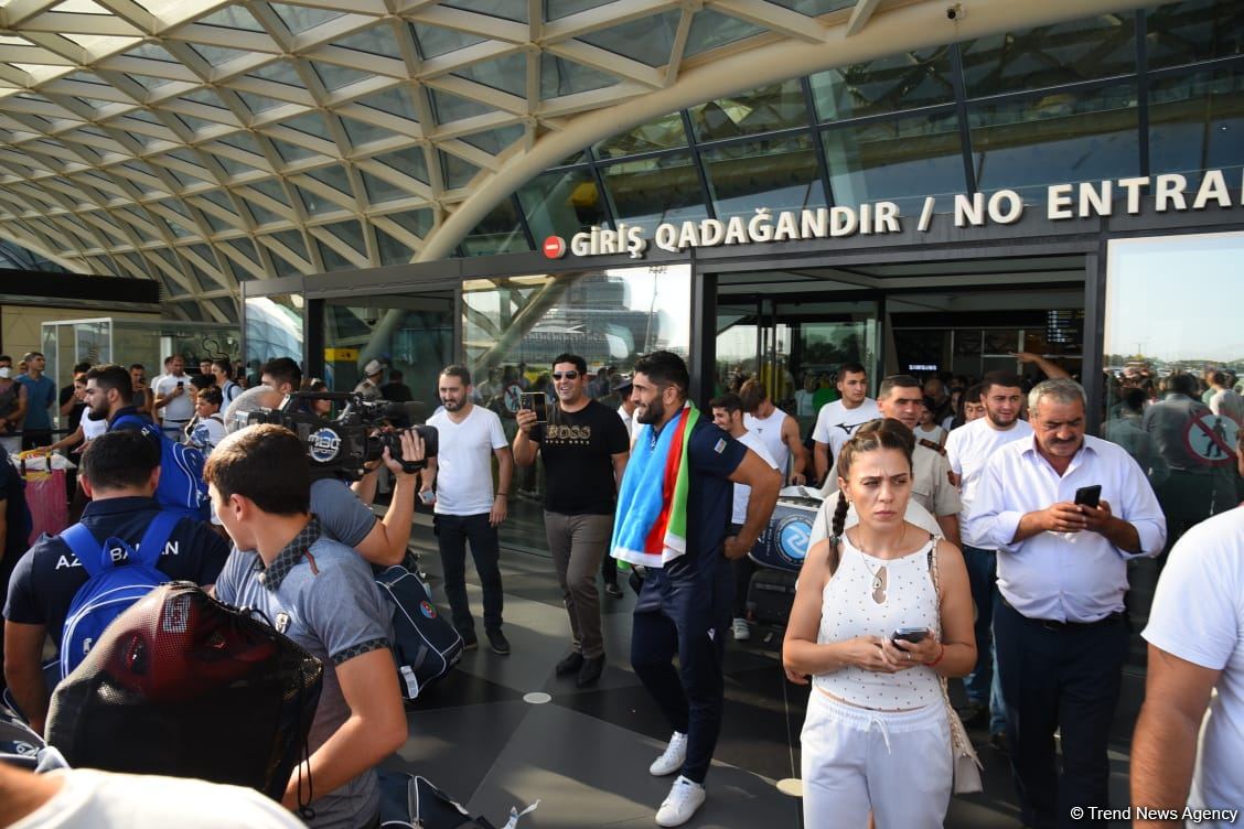 İslamiadada iştirak edən Azərbaycan idmançıları vətənə qayıdıblar (FOTO/VİDEO)