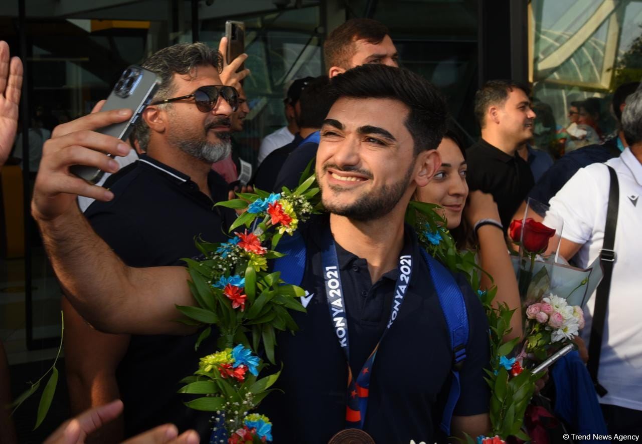 Азербайджанские спортсмены-участники V Игр исламской солидарности вернулись на родину (ФОТО/ВИДЕО)