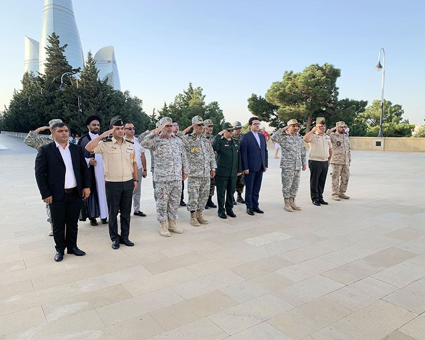 Иранская военная делегация посетила Аллею шехидов в Баку (ФОТО)