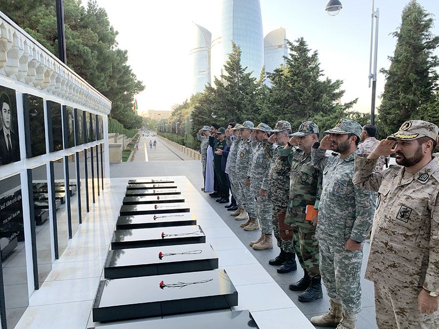 Iranian military delegation visits Alley of Martyrs in Baku (PHOTO)
