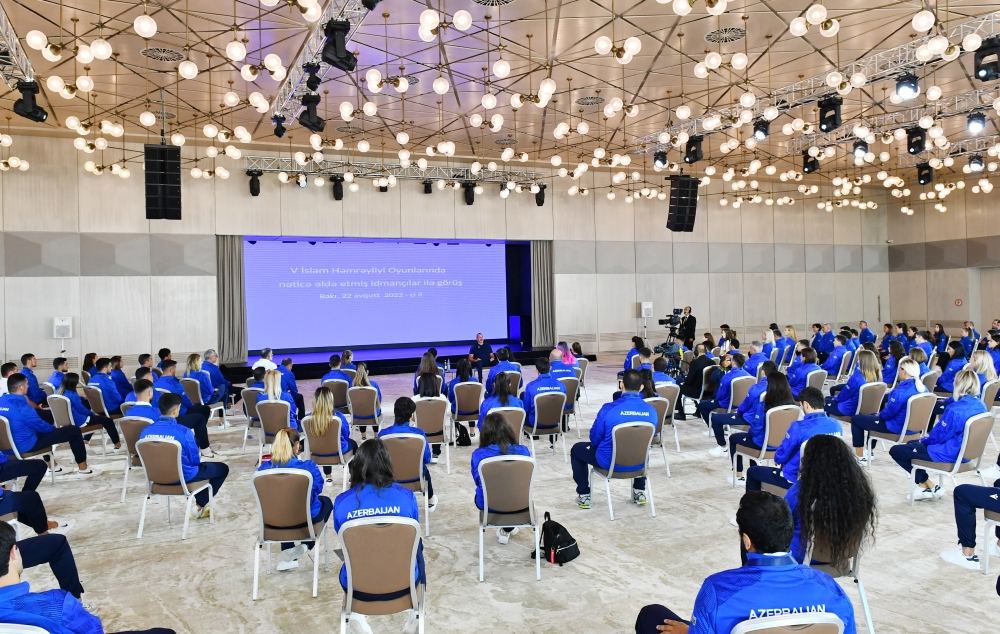 President Ilham Aliyev and First Lady Mehriban Aliyeva met with Azerbaijani athletes who succeeded in 5th Islamic Solidarity Games (PHOTO/VIDEO)