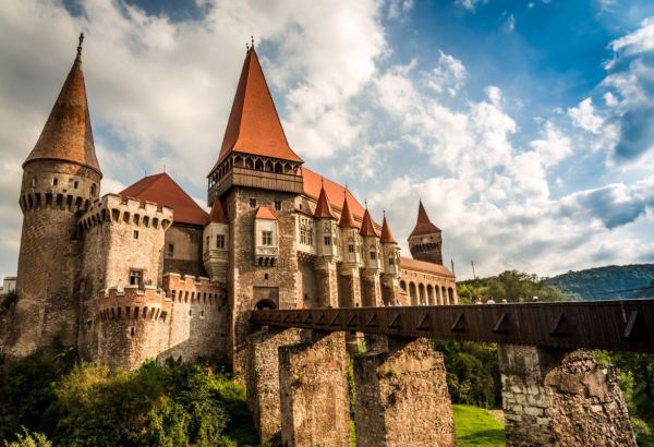 Азербайджанцев в замке Дракулы встретили торжественным пушечным залпом, был проведен рыцарский турнир (ВИДЕО, ФОТО)