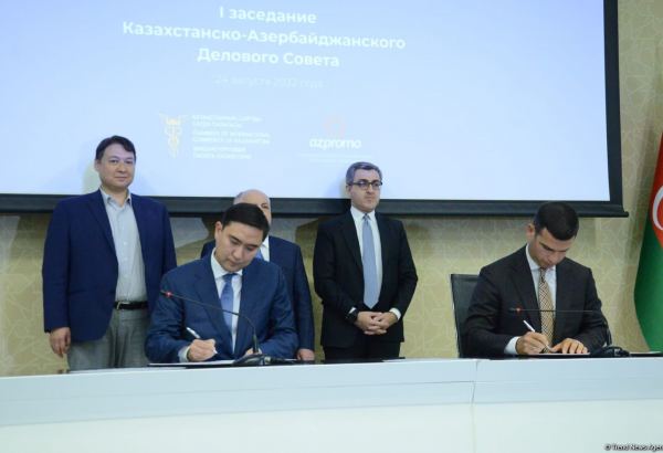 Qazaxıstan-Azərbaycan işgüzar şurasının iclasında sənədlər imzalanıb (FOTO)
