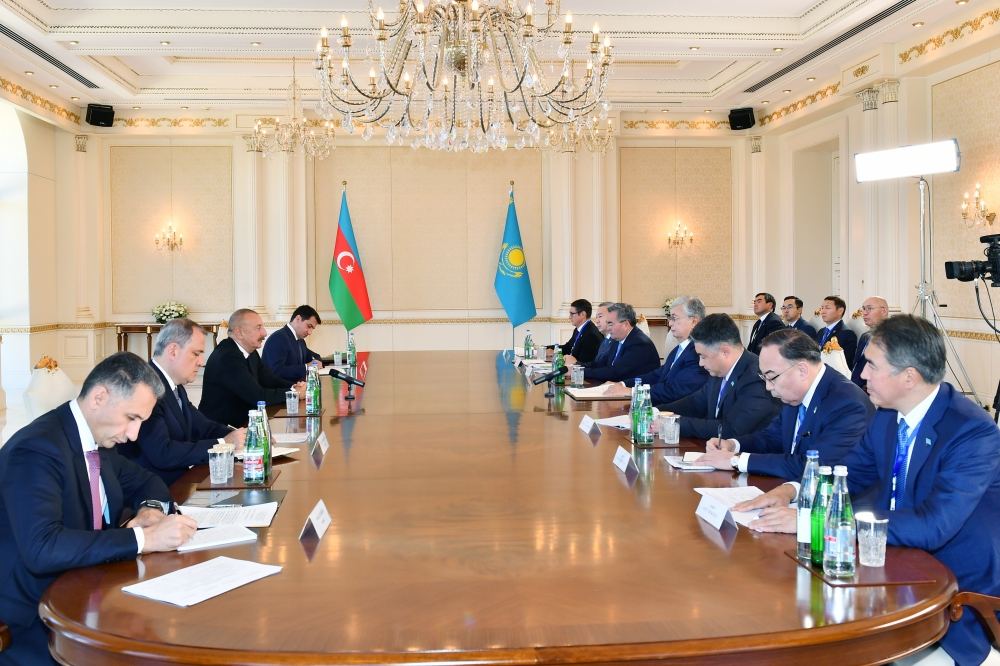 Presidents of Azerbaijan, Kazakhstan hold expanded meeting (VIDEO)