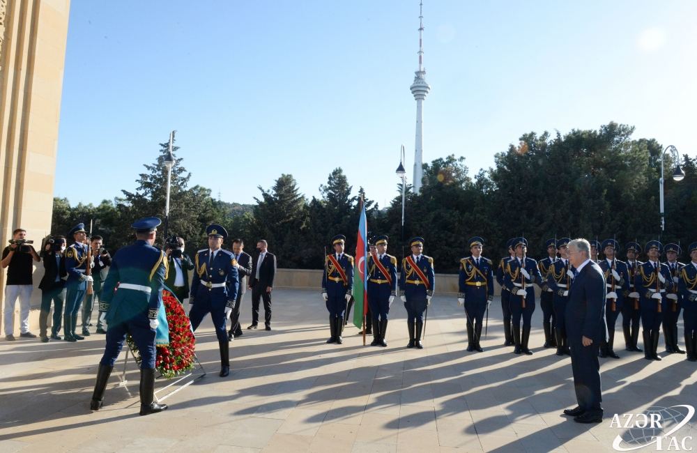 Kazakhstan's President Tokayev pays respect to Azerbaijani martyrs (PHOTO)