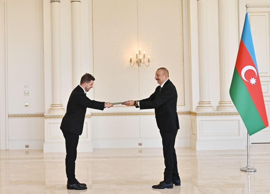 President Ilham Aliyev receives credentials of newly-appointed ambassador of Bosnia and Herzegovina (PHOTO)