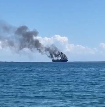 Türkiyə sahillərində gəmi yanıb (FOTO)