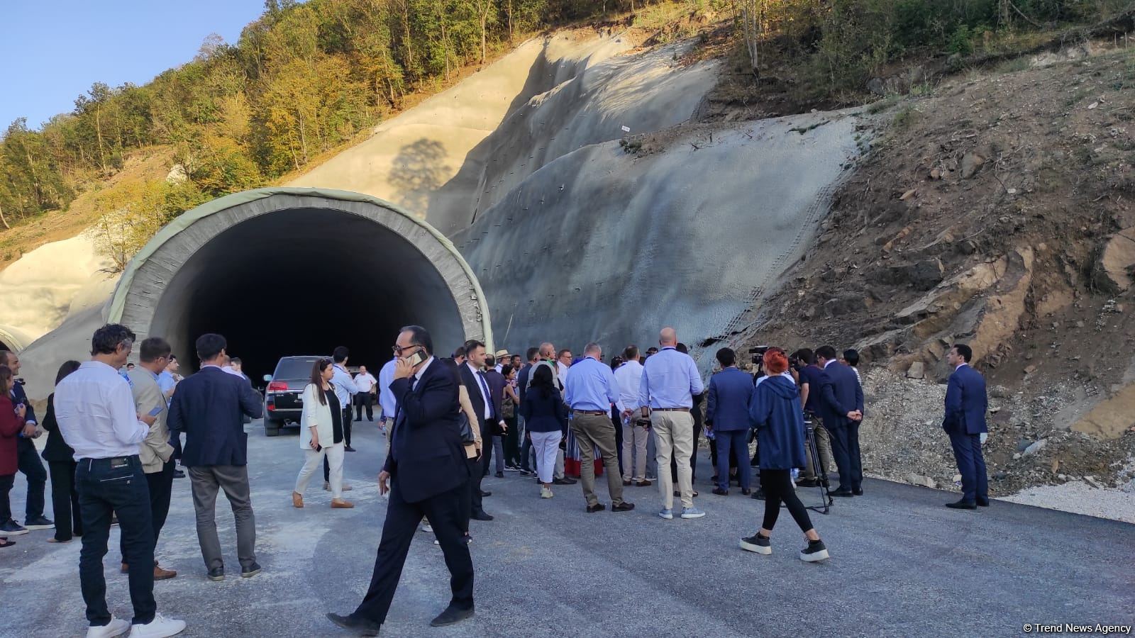 Diplomatlar Əhmədbəyli-Füzuli-Şuşa avtomobil yolu üzərində tikintisi başa çatmaqda olan tunelə baxış keçirib (FOTO)