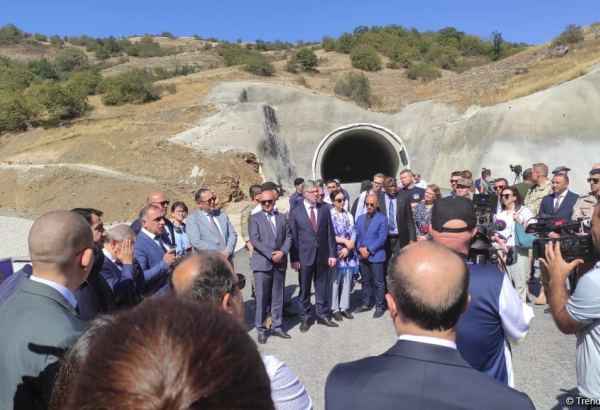 Diplomatlar Əhmədbəyli-Füzuli-Şuşa avtomobil yolu üzərində tikintisi başa çatmaqda olan tunelə baxıblar (FOTO)