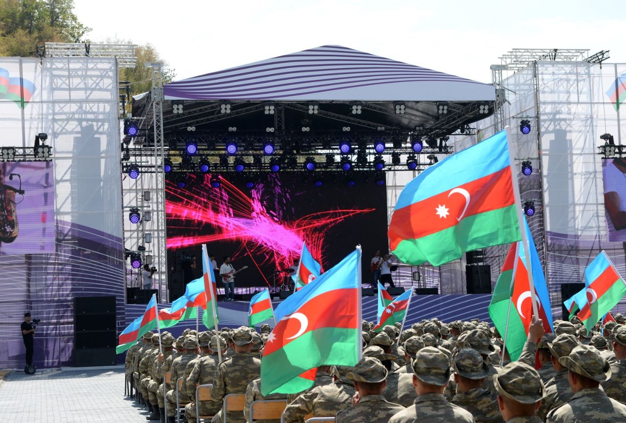 Kəlbəcərdə hərbçilərimiz üçün “Yaşa, doğma Azərbaycan!” adlı konsert təşkil olunub (FOTO)