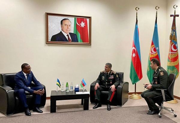 Закир Гасанов встретился с министром обороны Руанды (ФОТО)