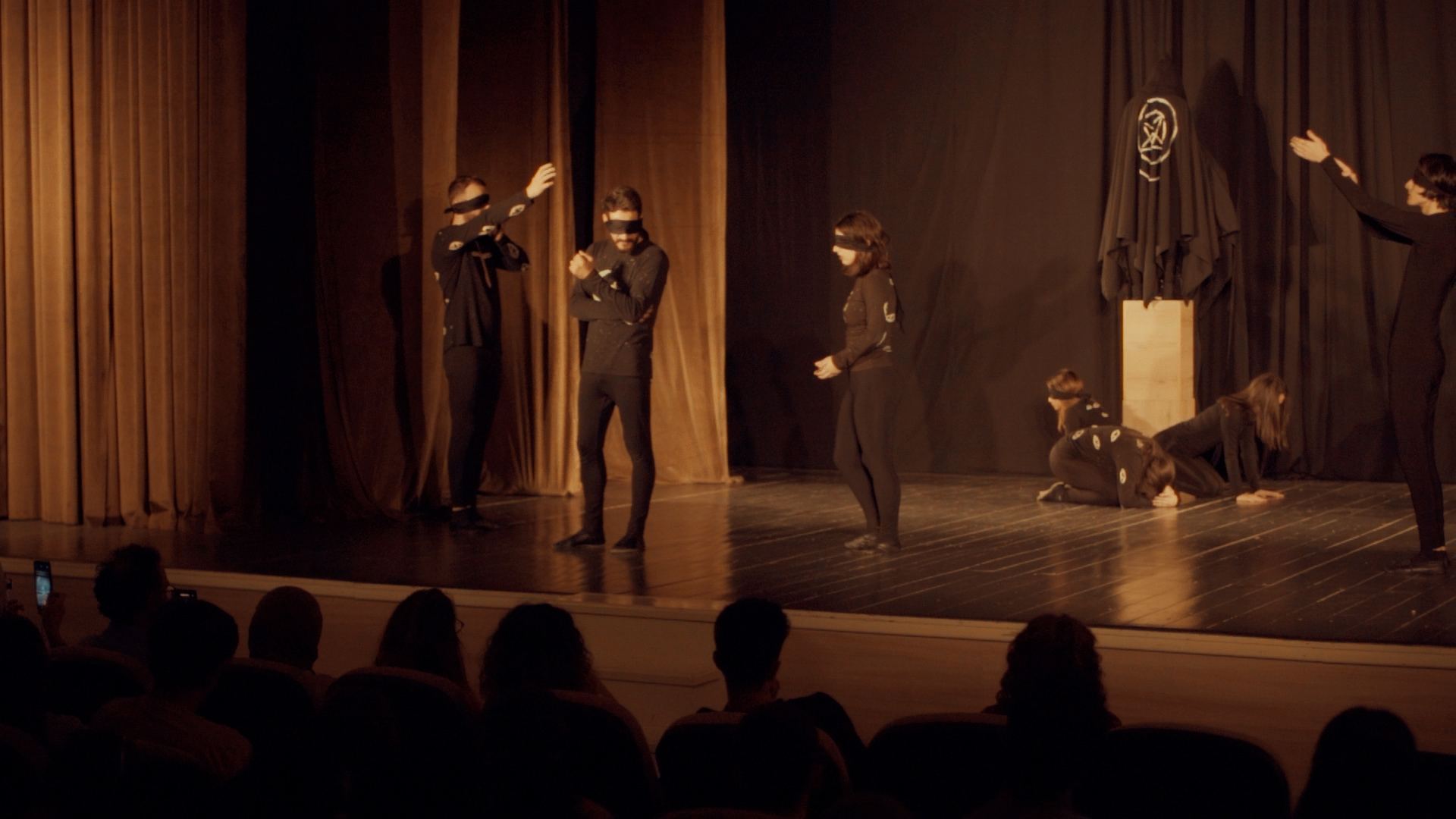 Впервые в Азербайджане представлен спектакль с закрытыми глазами  (ФОТО)