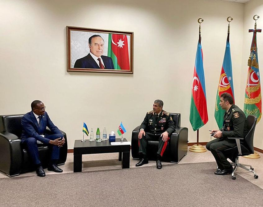 Azerbaijani defense minister meets with Rwandan сounterpart (PHOTO)