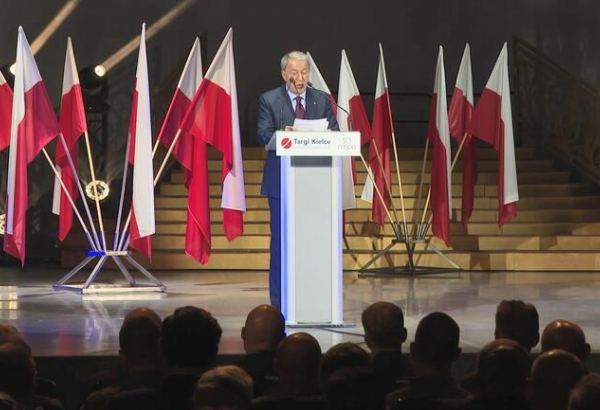 Polonya'daki orta ve doğu Avrupa'nın en büyük askeri fuarı törenle açıldı