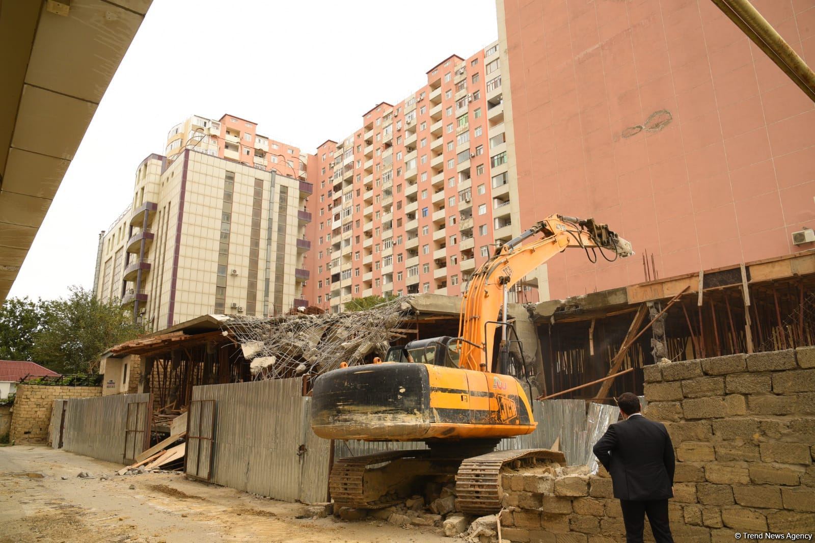 Bakıda qanunsuz tikilməkdə olan bina sökülür (FOTO/VİDEO)