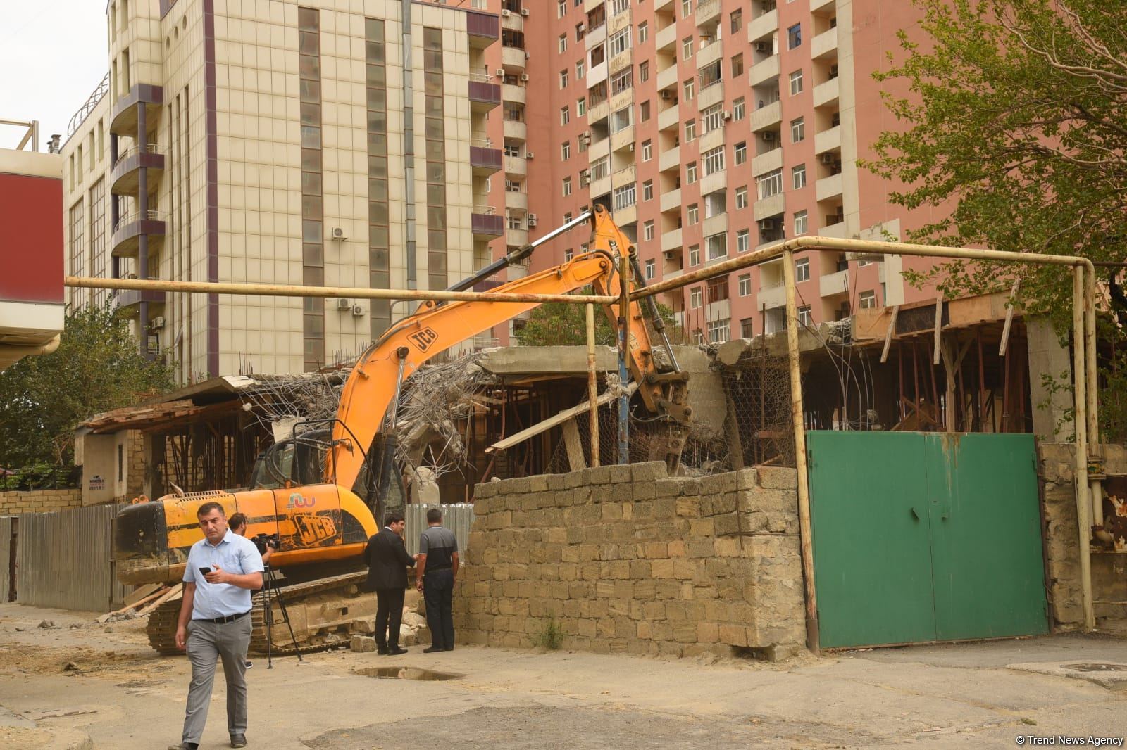 Bakıda qanunsuz tikilməkdə olan bina sökülür (FOTO/VİDEO)