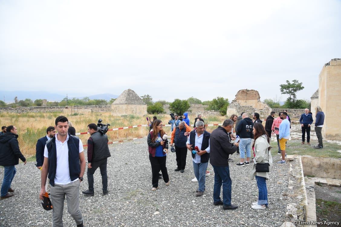 Прибывшие в Агдам известные путешественники шокированы преступлениями Армении (ФОТО)