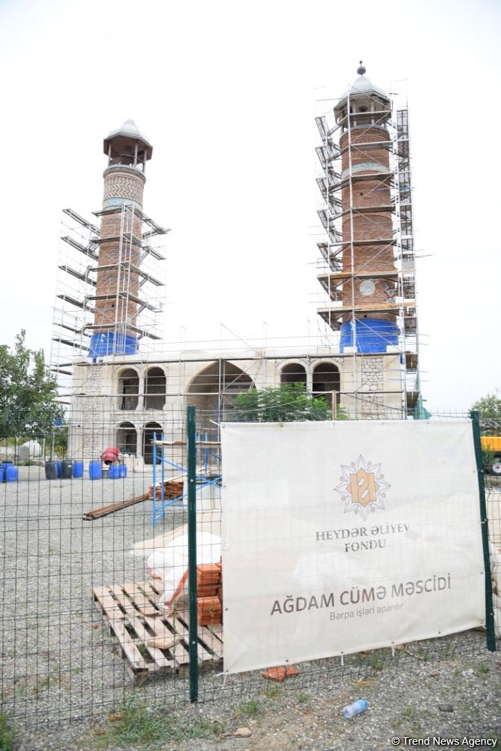 Прибывшие в Агдам известные путешественники шокированы преступлениями Армении (ФОТО)