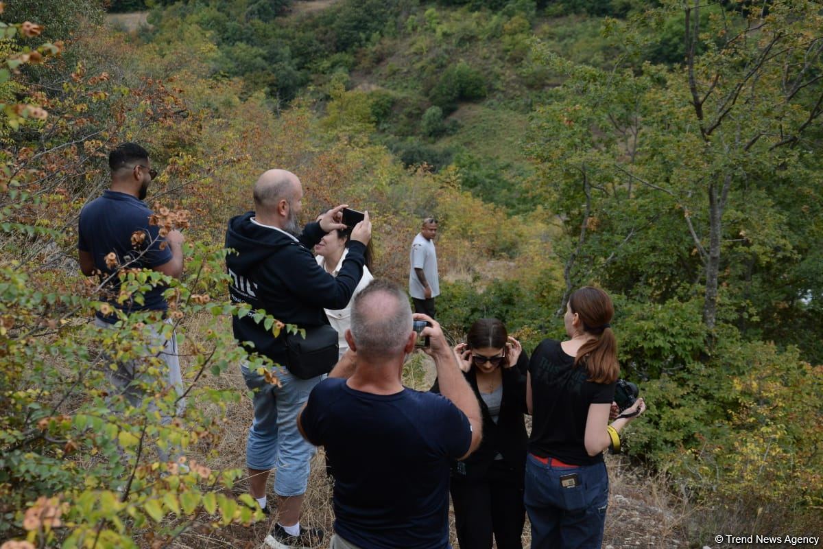 Foreign travelers visit Azykh cave in Azerbaijan's Khojavand (PHOTO)