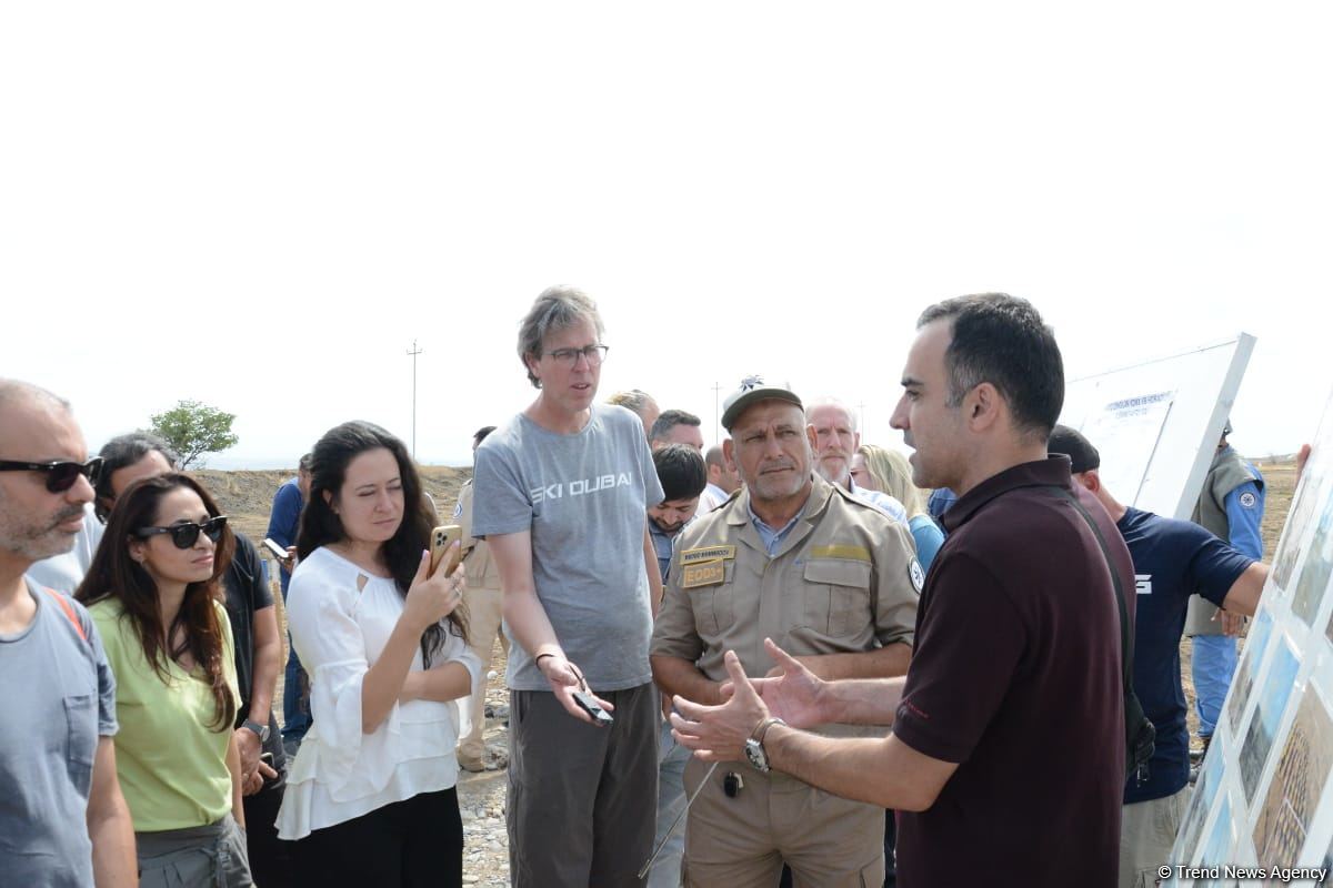 Иностранные путешественники понаблюдали за процессом разминирования в Джабраиле (ФОТО/ВИДЕО)