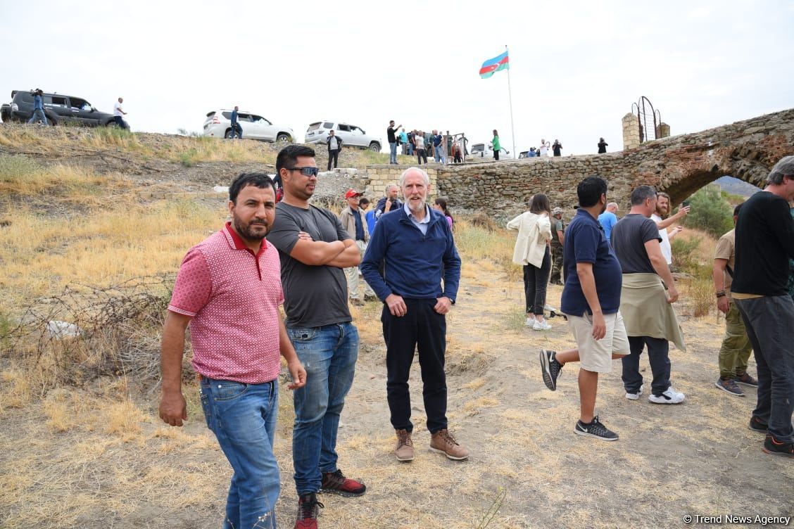 International travelers visit Khudafarin bridge located at Azerbaijan-Iran border (PHOTO)