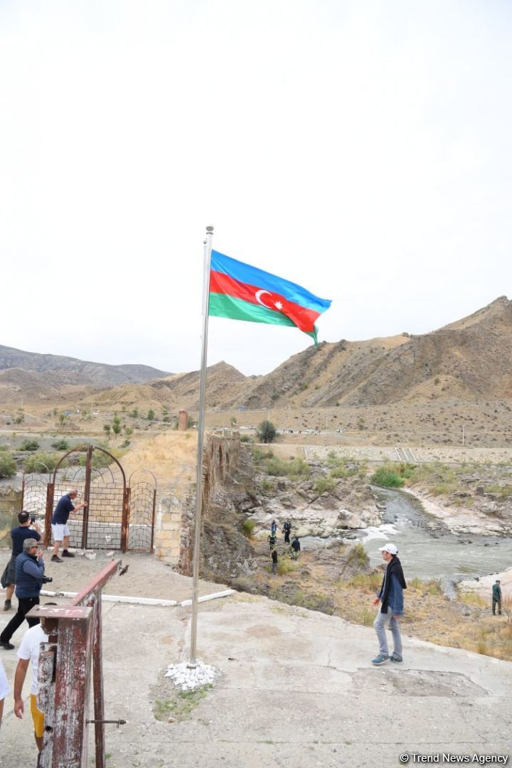 International travelers visit Khudafarin bridge located at Azerbaijan-Iran border (PHOTO)