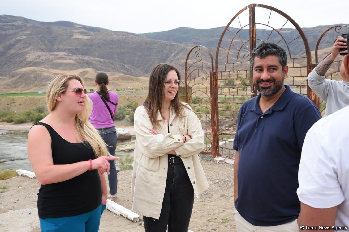 International travelers visit Khudafarin bridge located at Azerbaijan-Iran border (PHOTO)