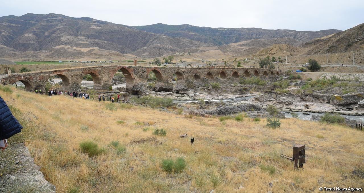 International travelers visit Khudafarin bridge located at Azerbaijan-Iran border (PHOTO)