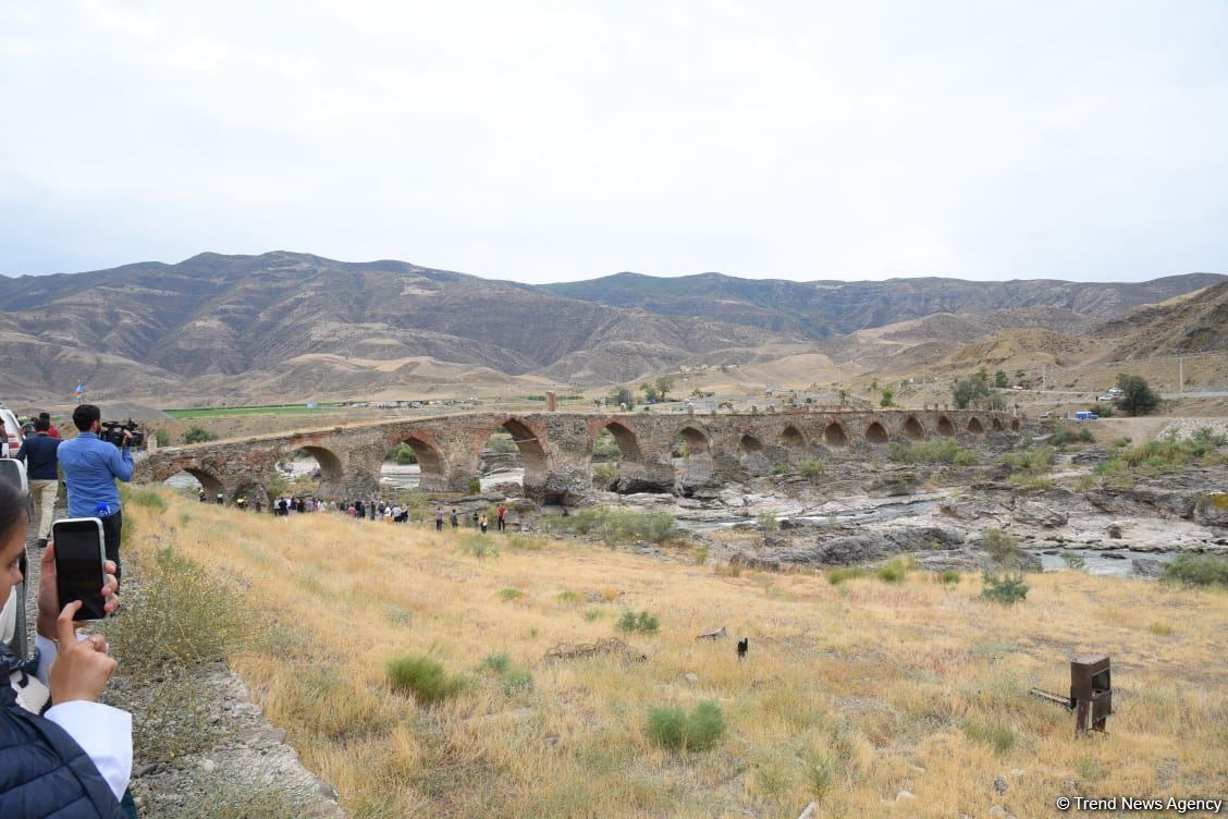 International travelers visit Khudafarin bridge located at Azerbaijan-Iran border (PHOTO)