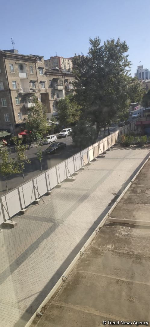 Bakının mərkəzində əvvəl ağacları çıxardılar, sonra özəlləşdirdilər, indi də obyekt tikirlər (FOTO)