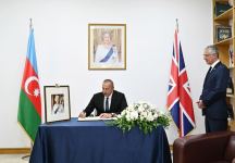 President Ilham Aliyev visits UK Embassy in Baku, offers condolences over death of Queen Elizabeth II (PHOTO)