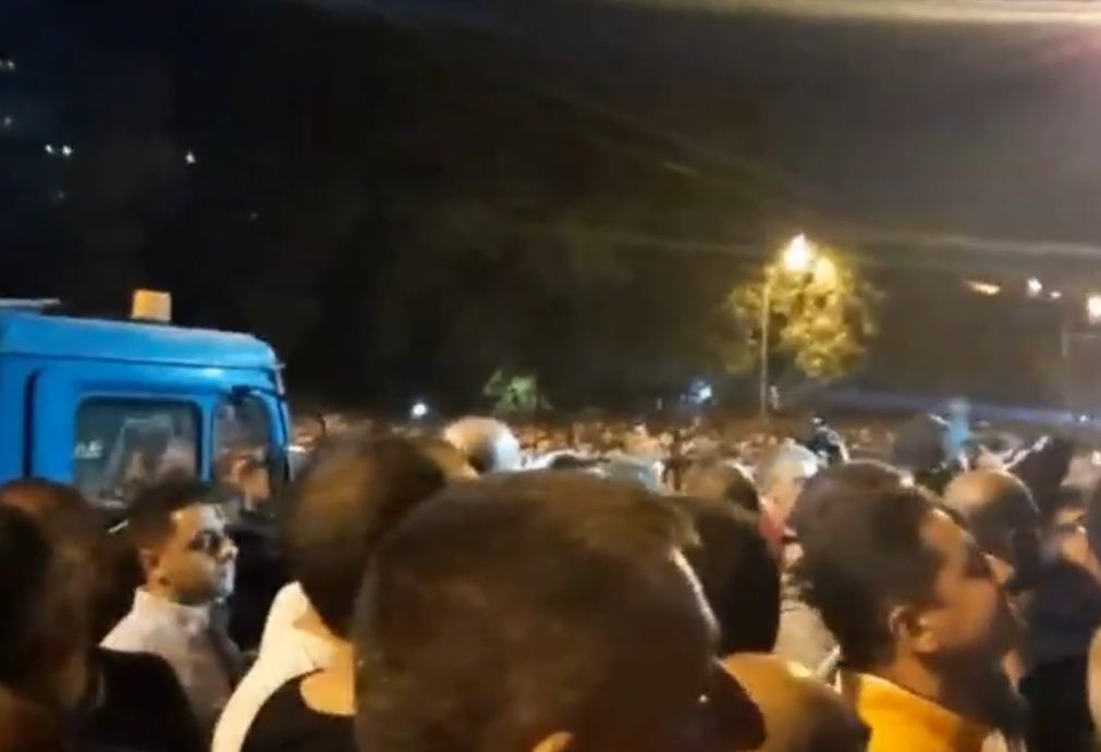 Fight breaks out in crowd of protesters against Armenian PM (VIDEO)