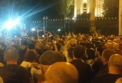 Protesters against Armenian PM chanting 'Nikol, go away' (VIDEO)