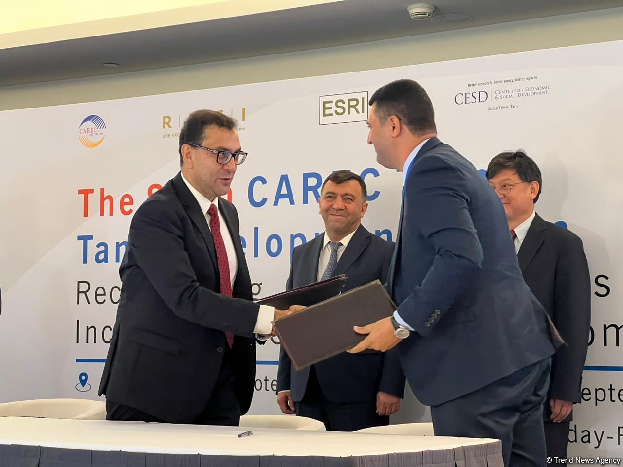 Исследовательский центр при минэкономики Азербайджана и ЦАРЭС подписали меморандум (ФОТО)