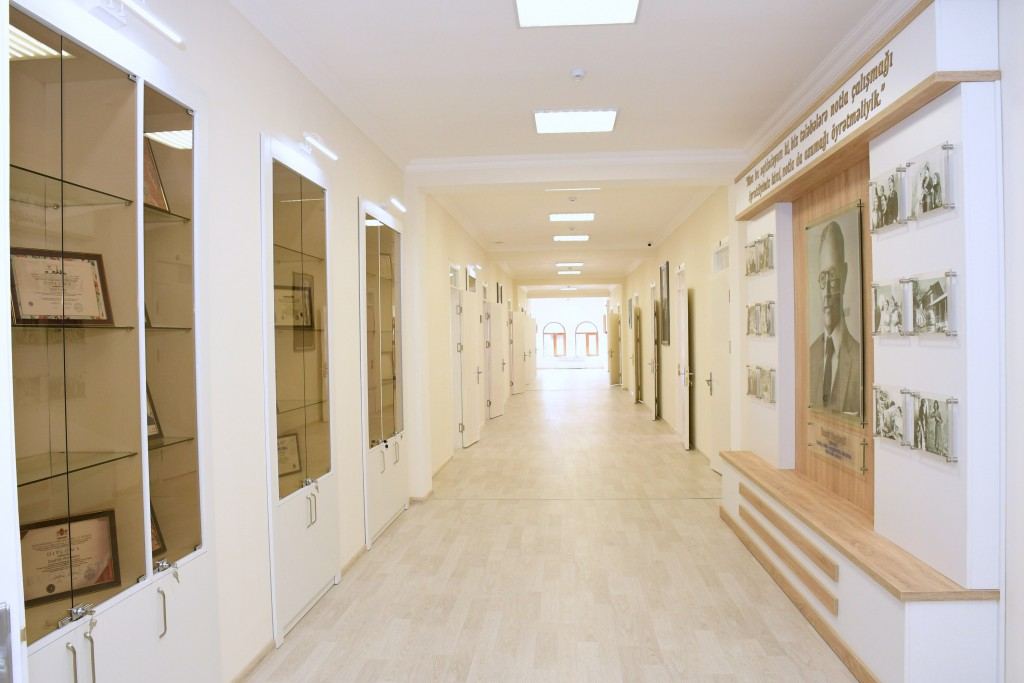 Анар Керимов принял участие в открытии после капремонта центральной библиотеки и детской музыкальной школы в одном из районов Баку (ФОТО)