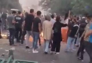 В Тегеране протестующие перекрыли проспект (ВИДЕО)