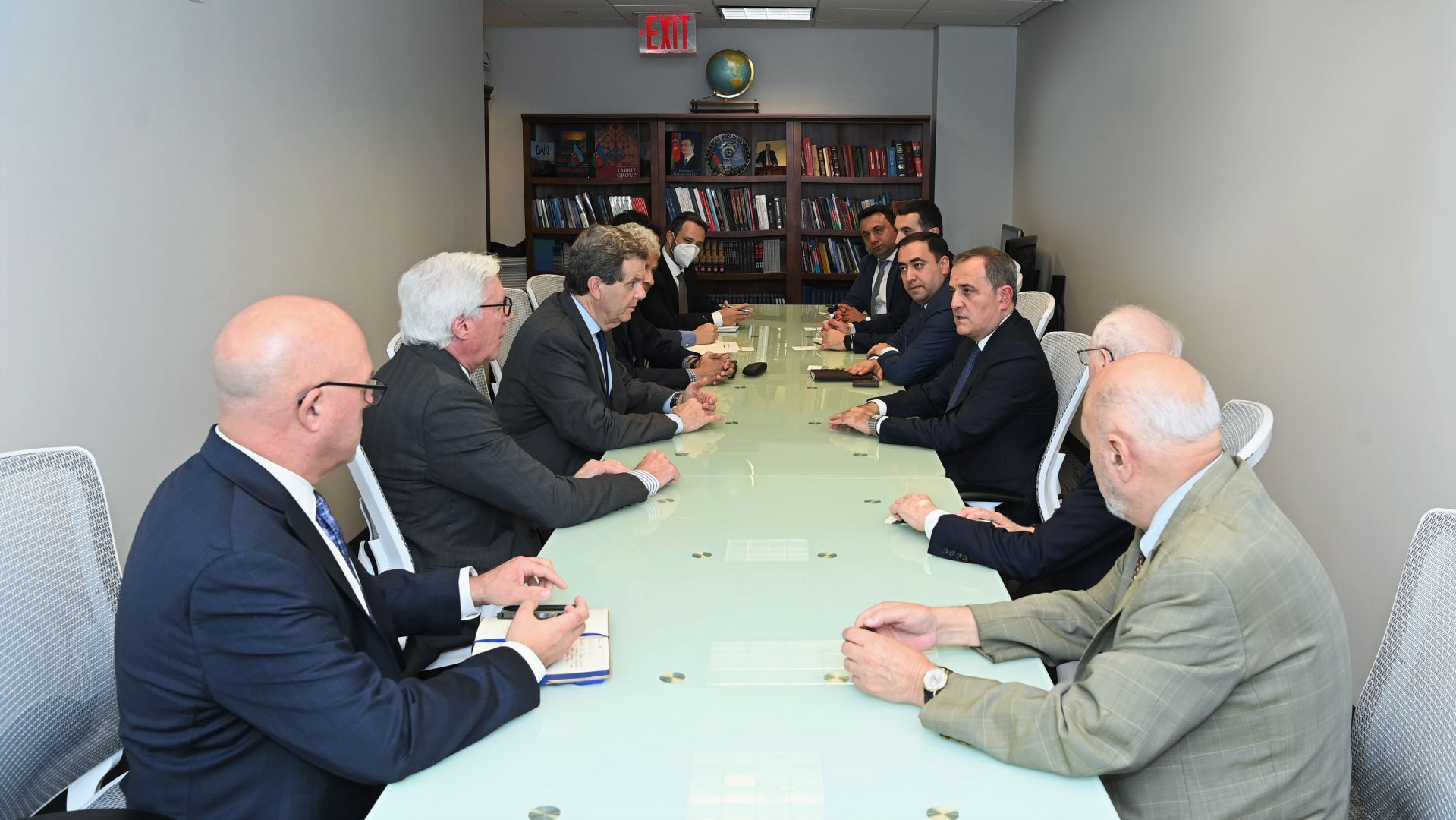 Глава МИД Азербайджана встретился с представителями еврейских организаций в США