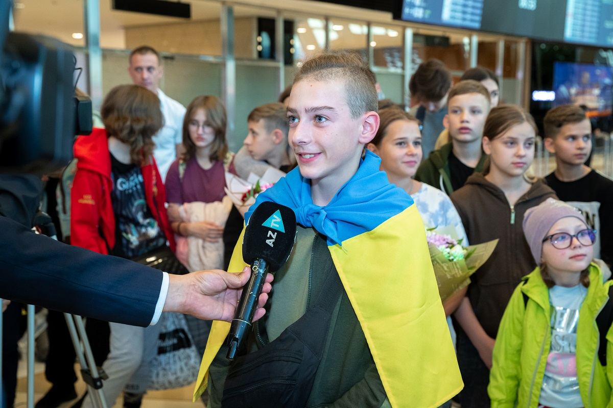 Group of Ukrainian children lacking parental care arrive in Azerbaijan (PHOTO)