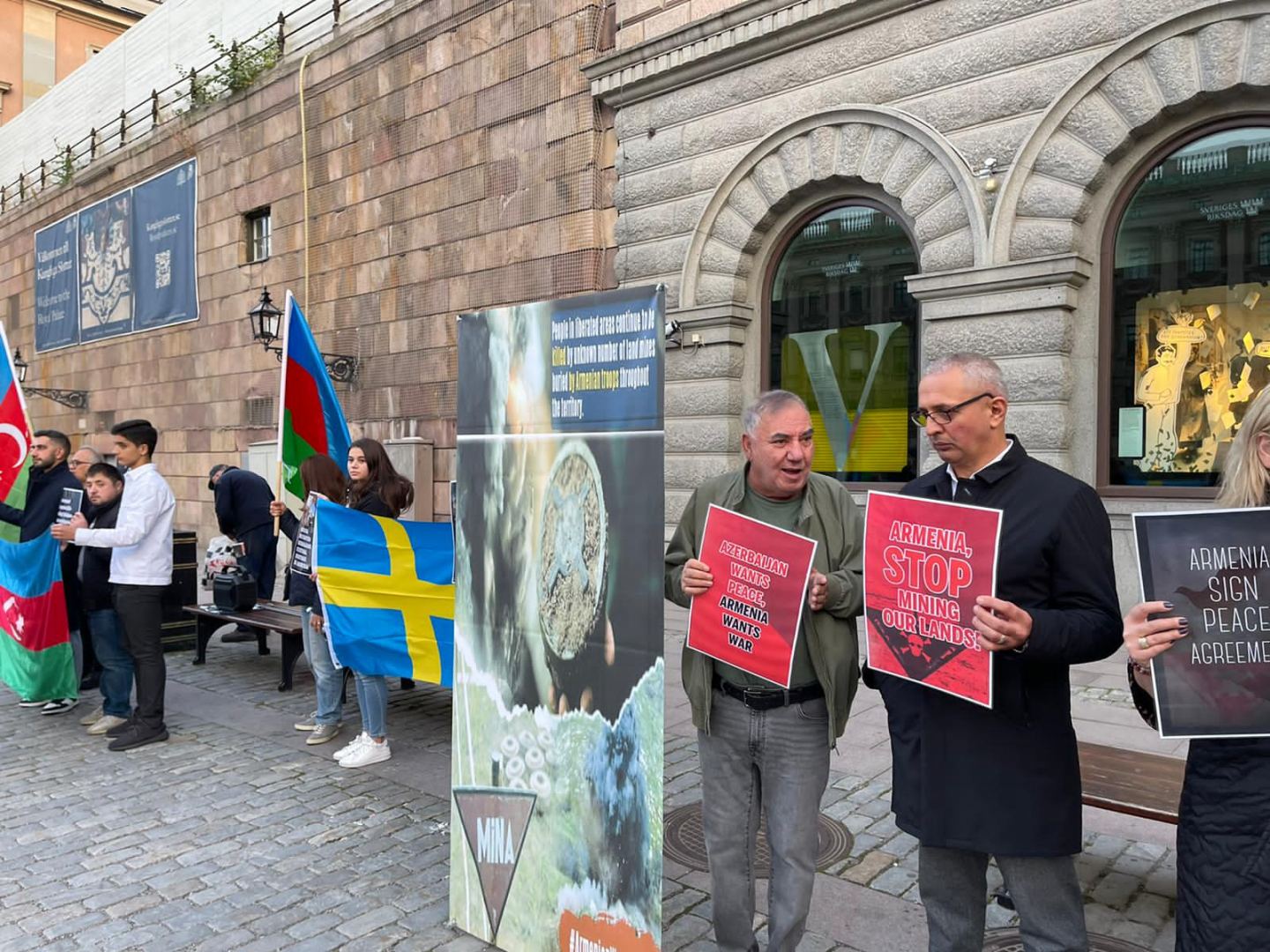 Azerbaijani community holds picket in front of Swedish Parliament (PHOTO)