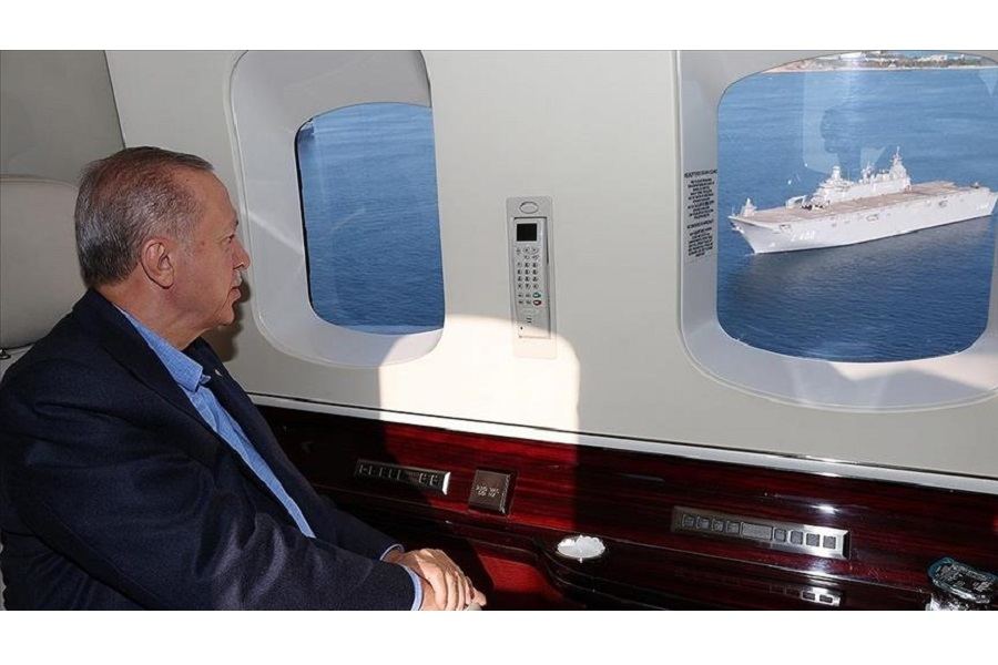 Эрдоган с вертолета осмотрел строящийся флагман ВМС Турции